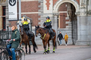 7 Mart 2021, Amsterdam, Hollanda, Şemsiye 'nin Hollanda hükümetinin covid-19 tedbirlerine ve aşılarına karşı protestosu