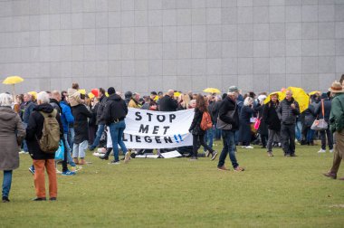 7 Mart 2021, Amsterdam, Hollanda, Şemsiye 'nin Hollanda hükümetinin covid-19 tedbirlerine ve aşılarına karşı protestosu
