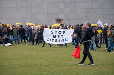 7 Mart 2021, Amsterdam, Hollanda, Şemsiye 'nin Hollanda hükümetinin covid-19 tedbirlerine ve aşılarına karşı protestosu