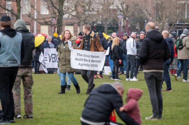 7 Mart 2021, Amsterdam, Hollanda, Şemsiye 'nin Hollanda hükümetinin covid-19 tedbirlerine ve aşılarına karşı protestosu