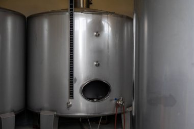 Portekiz 'deki Douro Vadisi' nde şarap üretimi, çelik variller, kırmızı, beyaz ve porto şarabı üretimi.