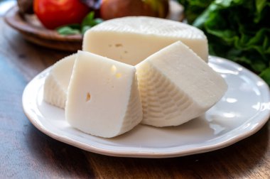 Peynir koleksiyonu, beyaz İtalyan koyun peyniri pecorino primo. Sicilya adasından. Yakın mesafede.