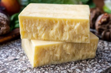 Peynir koleksiyonu, eski İngiliz çedar peyniri parçaları...