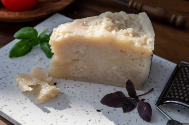Peynir koleksiyonu, yıllanmış İtalyan koyun peyniri Sicilya adasından kara pecorino ya da pecorino nero di Sicilya yakın plan