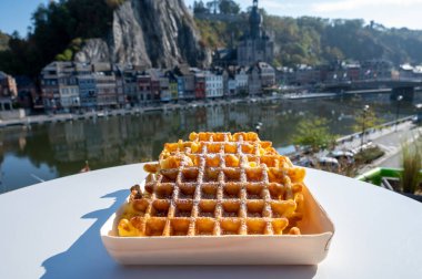 Belçika 'nın Dinant, Wallonia, Belçika' da Maas nehri manzaralı tatlı taze Belçika waffleları servis edilir.