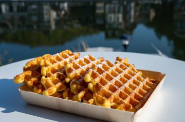 Belçika 'nın Dinant, Wallonia, Belçika' da Maas nehri manzaralı tatlı taze Belçika waffleları servis edilir.