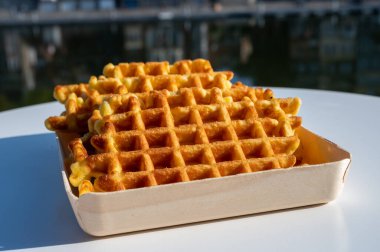 Belçika 'nın Dinant, Wallonia, Belçika' da Maas nehri manzaralı tatlı taze Belçika waffleları servis edilir.