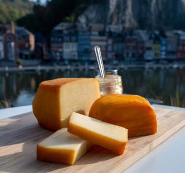 Peynir koleksiyonu, Belçika manastırı peyniri kahverengi tenli bira ve kaliteli otlarla yapılmış ve Maas nehri manzaralı Dinant, Wallonia, Belçika
