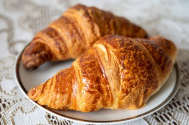 İki taze poğaça kruvasanı, geleneksel Fransız kahvaltısı. Yakın çekim.