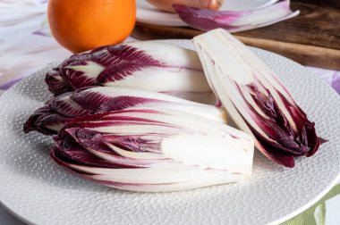 Sağlıklı yemek, taze Belçika hindiba hindibalı marul salatası.