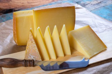 Peynir koleksiyonu, Fransız kontu ve İsviçre gruyere peynirleri kapanıyor.