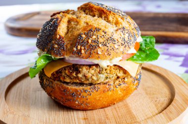 Lezzetli vejetaryen fast-food, portakallı mercimek, soğanlı baklagil, yeşil marul ve domatesli ev yapımı hamburgerler.