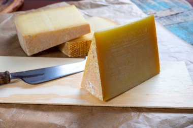 Peynir koleksiyonu, Fransız kontu ve İsviçre gruyere peynirleri kapanıyor.