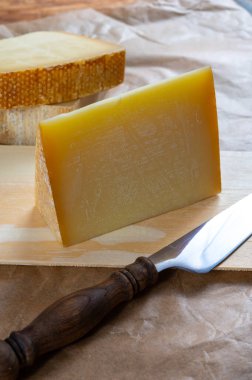 Peynir koleksiyonu, Fransız kontu ve İsviçre gruyere peynirleri kapanıyor.