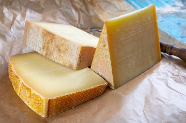 Peynir koleksiyonu, Fransız kontu ve İsviçre gruyere peynirleri kapanıyor.