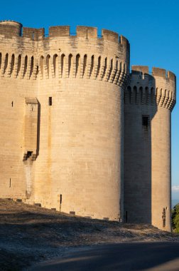 Ortaçağ 'da eski binalar ve dar sokaklar Villeneuve les Avignon yazın, Fransa' da turizm