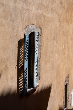 Seyahat yeri, Var, Provence 'deki küçük antik bir köy. Üzüm bağları ve troglodit evleri olan kayalıklarla çevrili..