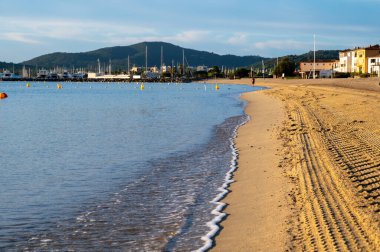 Port-Grimaud 'un temiz kumlu plajı, Saint-Tropez Körfezi, Var, Fransız Rivierası, Fransa