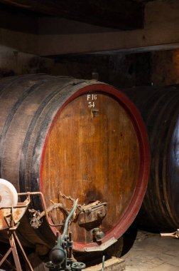 Fransa 'nın güneyinde, Collobrieres, Provence bölgesi yakınlarındaki Cotes de Provence' de şarap mahzeninde şarap fıçıları, Fransa 'da kırmızı ve gül şarabı üretimi
