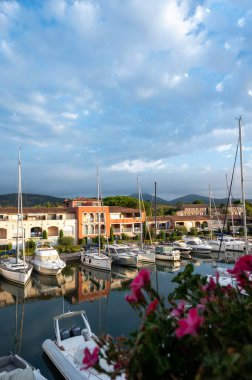 Seyahat ve yaz tatilleri, Port Grimaud, Var, Provence, French Riviera, Fransa 'daki evler, çatılar, kanallar ve teknelerin manzarası