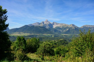 Yaz aylarında Devoluy Dağları 'nın en yüksek zirvesi olan Grenoble yakınlarındaki Isere' deki Fransız Hazırlık Okulu 'nda Grande tete de Obiou dağlarının panoramik manzarası