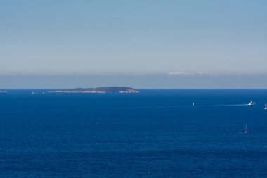 Fransız Rivierası 'nda yaz tatili, Fransa' da Le Lavandou, Var, Provence yakınlarındaki gök mavisi Akdeniz manzarası