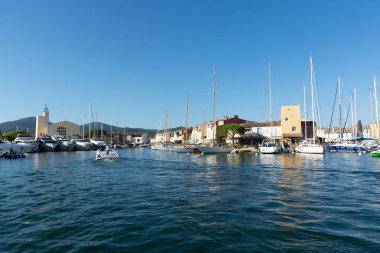 Seyahat ve yaz tatilleri, Port Grimaud, Var, Provence, French Riviera, Fransa 'daki evler, çatılar, kanallar ve teknelerin manzarası