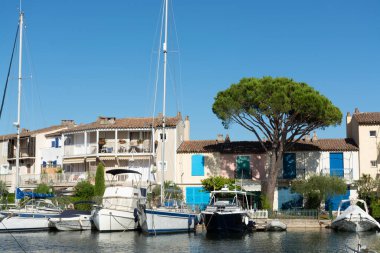 Seyahat ve yaz tatilleri, Port Grimaud, Var, Provence, French Riviera, Fransa 'daki evler, çatılar, kanallar ve teknelerin manzarası