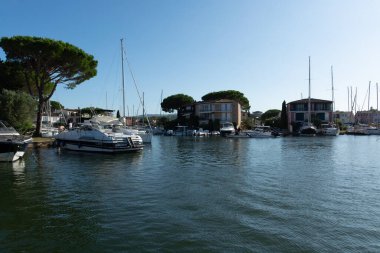 Seyahat ve yaz tatilleri, Port Grimaud, Var, Provence, French Riviera, Fransa 'daki evler, çatılar, kanallar ve teknelerin manzarası