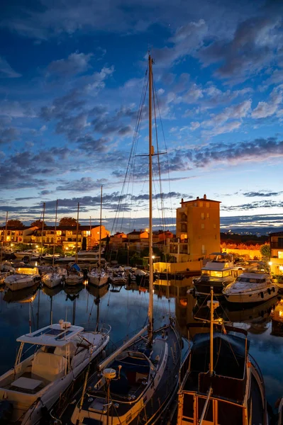 Seyahat ve yaz tatilleri, Port Grimaud, Var, Provence, French Riviera, Fransa 'daki evler, çatılar, kanallar ve teknelerin gece görüşü