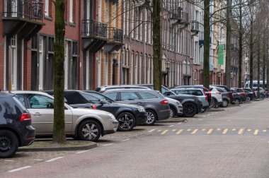 Amsterdam 'ın günlük hayatı, yağmurlu bir günde şehrin eski kesiminde park yeri.