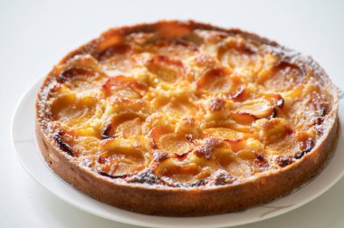 Beyaz masada olgun erikli taze Fransız turtası.