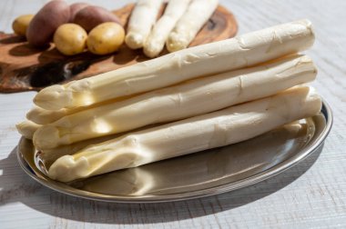 Yüksek kaliteli Hollanda beyaz kuşkonmazının yeni hasadı yıkandı, pişirilmedi, yakın plan. Lezzetli vejetaryen yemeği.