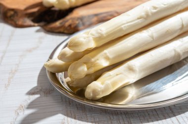 Yüksek kaliteli Hollanda beyaz kuşkonmazının yeni hasadı yıkandı, pişirilmedi, yakın plan. Lezzetli vejetaryen yemeği.