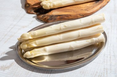 Yüksek kaliteli Hollanda beyaz kuşkonmazının yeni hasadı yıkandı, pişirilmedi, yakın plan. Lezzetli vejetaryen yemeği.