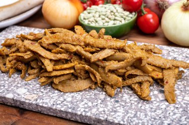 Vejetaryen baharatlı Shawarma et taklidi tahıl, soya fasulyesi, sebze ve baklagillerden yapılır.