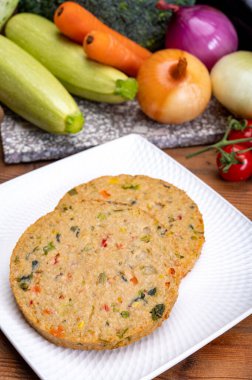 Tahıl, soya fasulyesi, sebze ve baklagillerden yapılan yuvarlak vejetaryen köfteler veya hamburgerler