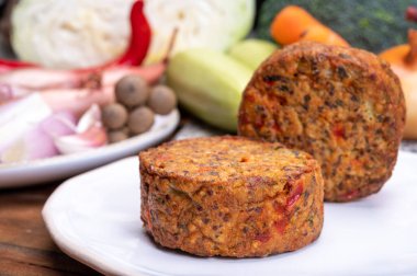 Tahıl, soya fasulyesi, sebze ve baklagillerden yapılan yuvarlak vejetaryen köfteler veya hamburgerler