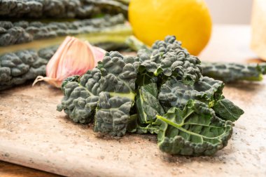 Siyah yassı cavolo nero tuscan lahanasıyla vejetaryen yemekleri.