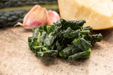 Siyah yassı cavolo nero tuscan lahanasıyla vejetaryen yemekleri.