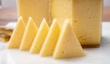 Peynir koleksiyonu, Fransız Alpleri 'ndeki Savoy bölgesinden Tomme de Savoie peyniri, bej rengi ve koyu kahverengi-gri kabuklu yumuşak inek sütü peyniri.