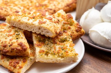 Lezzetli İtalyan vejetaryen yemeği, taze fırınlanmış düz odaklı ekmek beyaz mozzarella peyniri ve otlar kapanıyor.