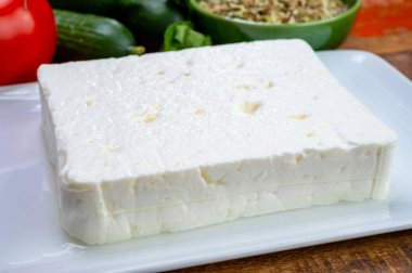 Peynir koleksiyonu, beyaz Yunan tuzlu peyniri yakın çekim yemeye hazır.