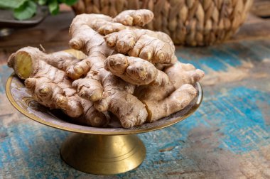 Taze organik zencefil kökleri, sağlıklı besin maddeleri.