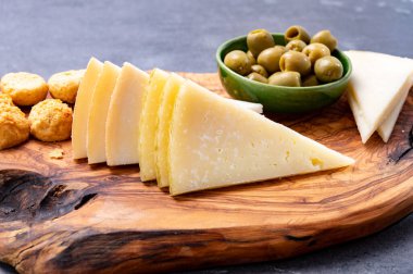 İspanyol aperatifleri tapas, dilimlenmiş keçi, koyun, manchego peyniri, yeşil zeytin, Endülüs iç kısımlarında servis edilir.