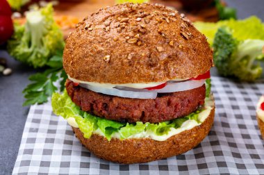 Vejetaryen bitkisinden yapılmış lezzetli hamburgerler kıyma ve taze sebzeler.