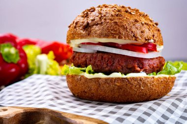 Vejetaryen bitkisinden yapılmış lezzetli hamburgerler kıyma ve taze sebzeler.