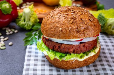 Vejetaryen bitkisinden yapılmış lezzetli hamburgerler kıyma ve taze sebzeler.