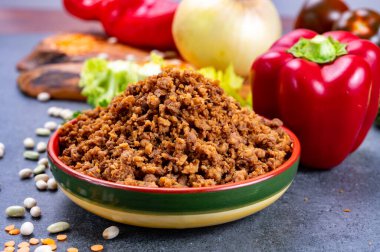 Vejetaryen bitkisinin taklit edilmiş soya fasulyesi eti yenmeye hazır.