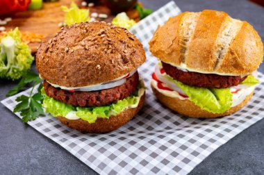 Vejetaryen bitkisinden yapılmış lezzetli hamburgerler kıyma ve taze sebzeler.
